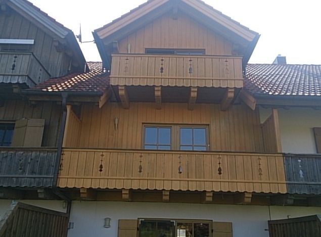 neu gestrichene Holzfassade und -balkon von Maler Martin Payer